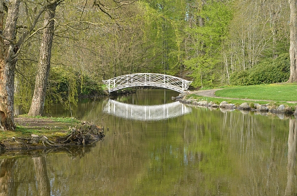 Erholm. Vand og broer er vigtige elementer i herregårdsparker i engelsk romantisk-landskabelig stil.